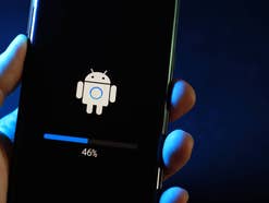 Android Handy installiert ein Update in der Hand einer Frau.