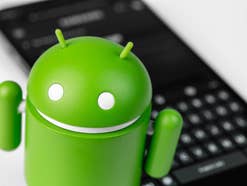 Android Figur vor einem Smartphone