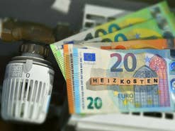 Euroscheine auf Heizkörper, Symbol für Heizkosten