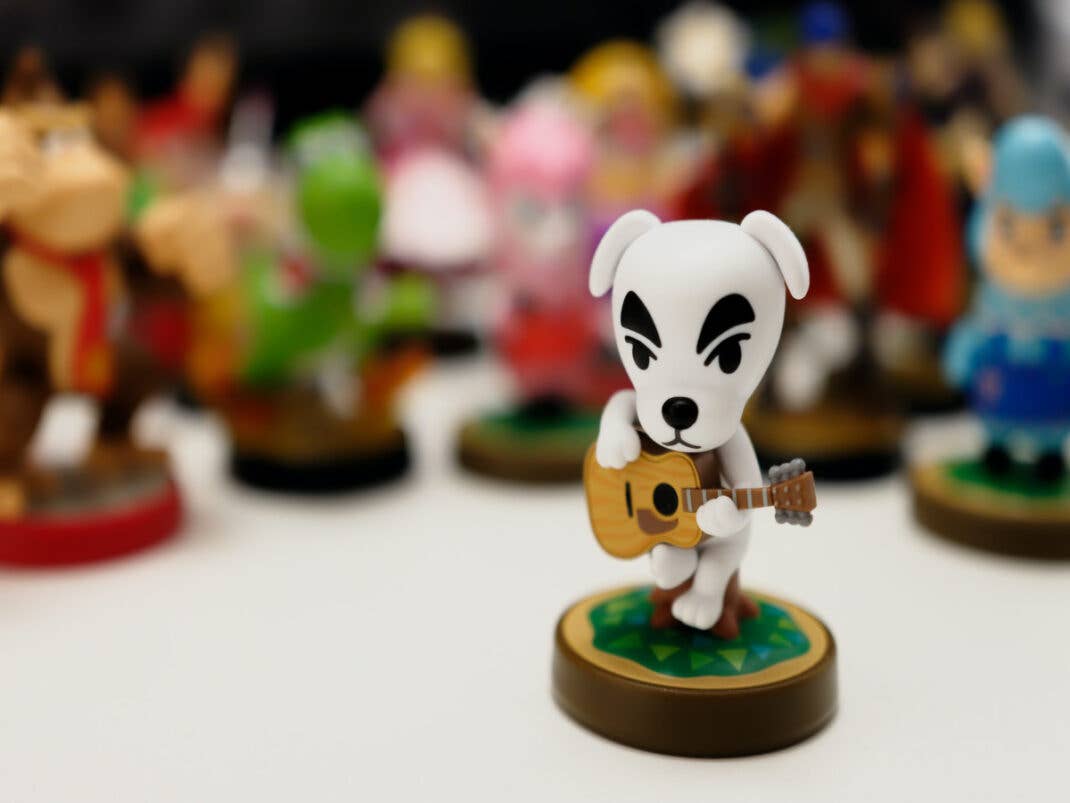 Hundefigur mit Gitarre in der Hand seht vor anderen Amibo Figuren