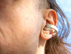 Die Soundcore AeroClip in einem Ohr