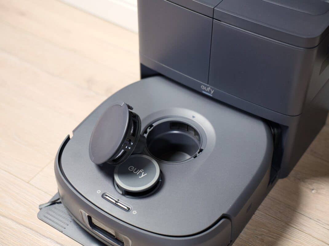 Hier sammelt der Anker eufy Omni C30 Edge den Staub