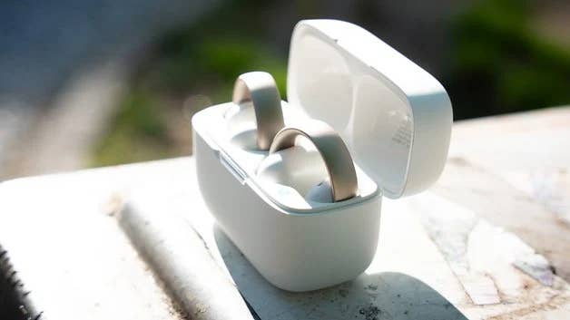 Soundcore AeroClip offene Hülle mit beiden Clips