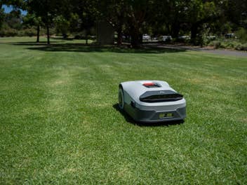 Anthbot Genie 800 Mähroboter auf einer Wiese