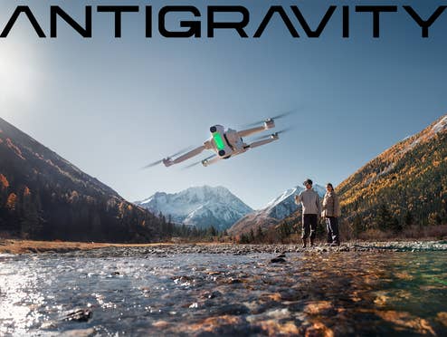 Antigravity-Drohne im Flug über einer bergigen Landschaft mit einem Fluss.