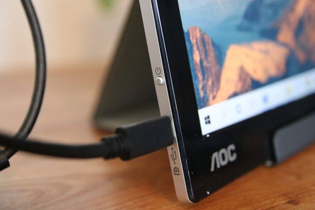 Der AOC I1601P wird mittels Hybrid-Kabel mit dem Laptop verbunden
