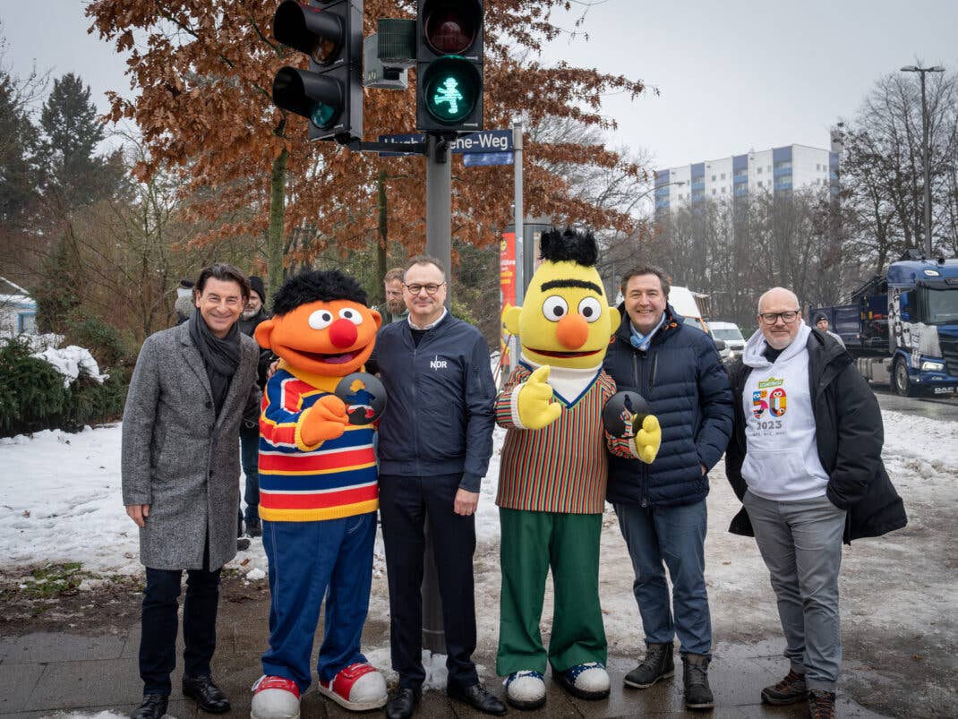Ernie und Bert an einer Ampel in Hamburg.
