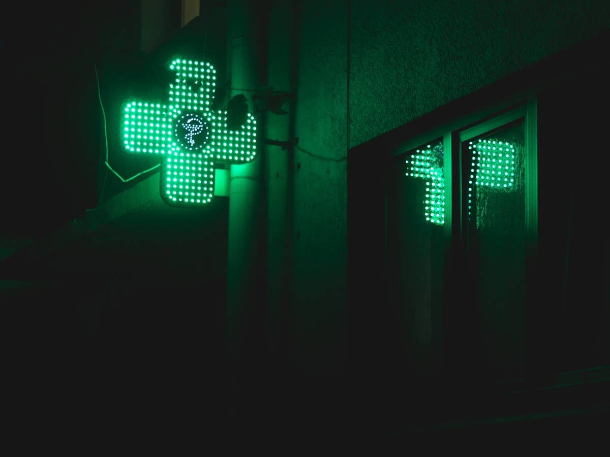 apotheke-schild-beleuchtet-bei-nacht Apothekenschild leuchtet in der Nacht.