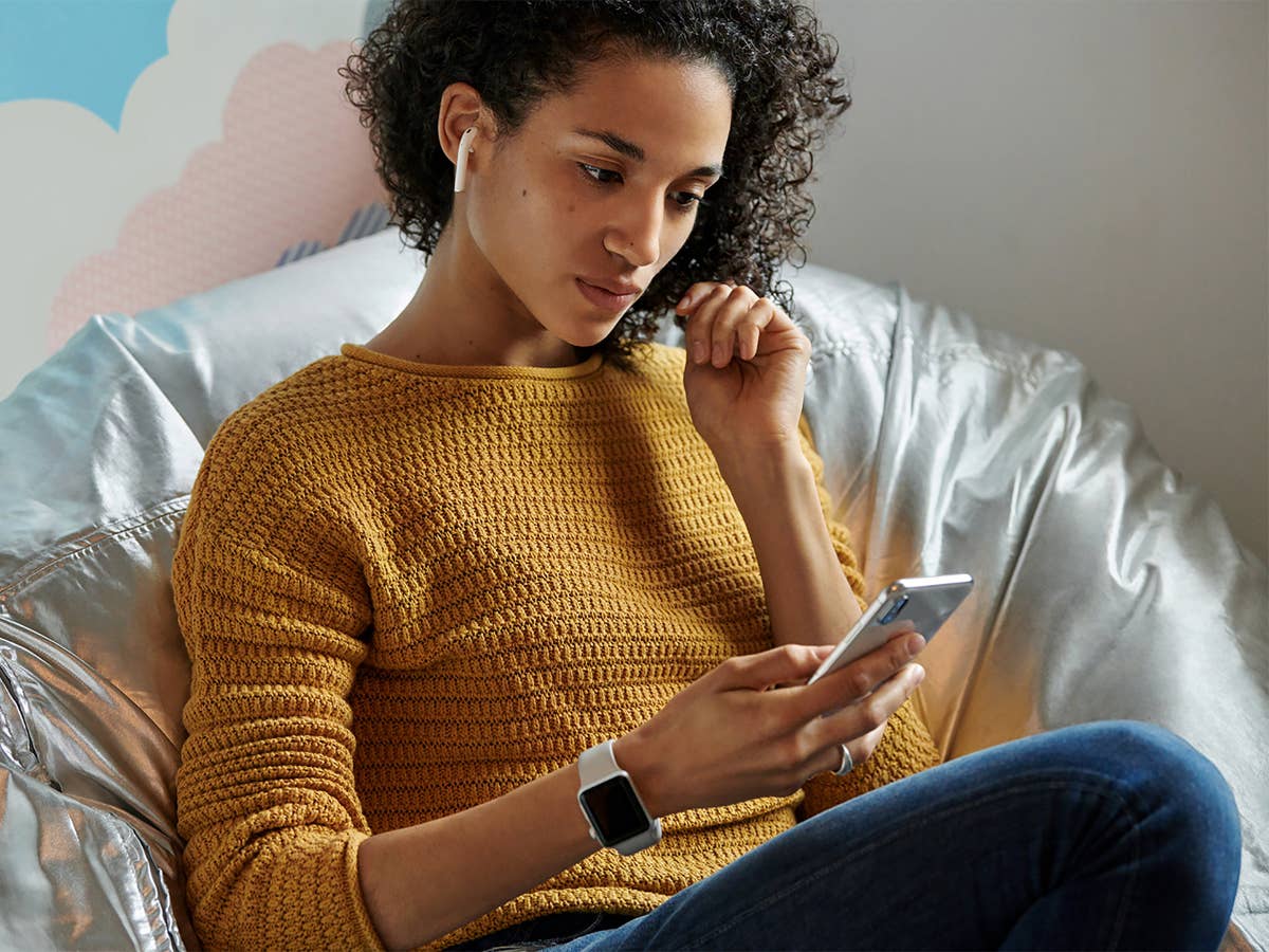 Eine Frau mit Apple AirPods und iPhone