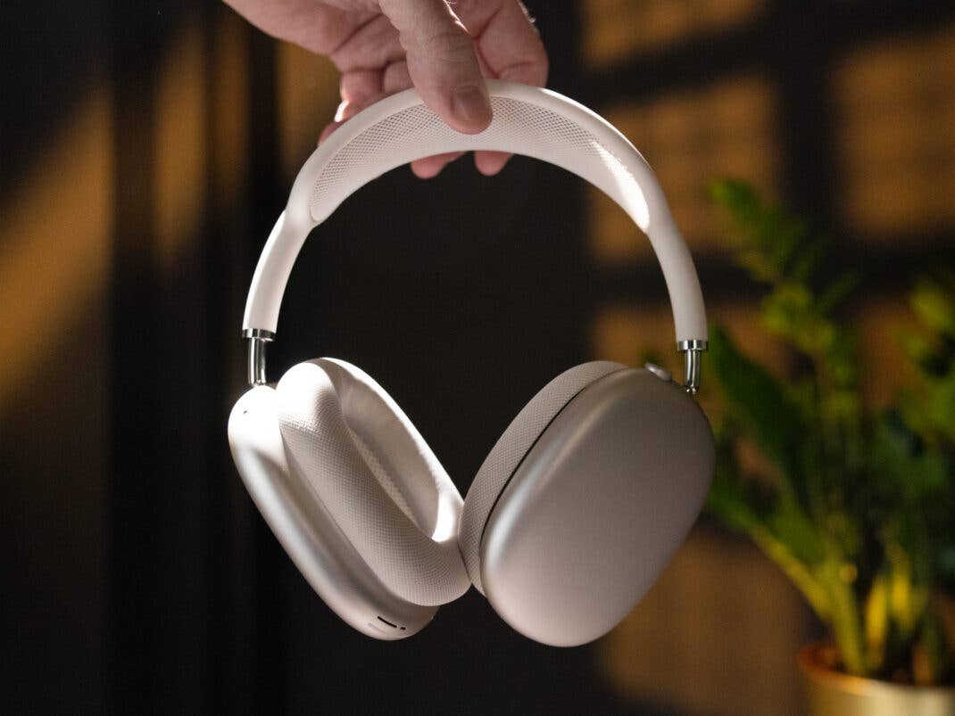 Apple AirPods Max 2 in der Hand