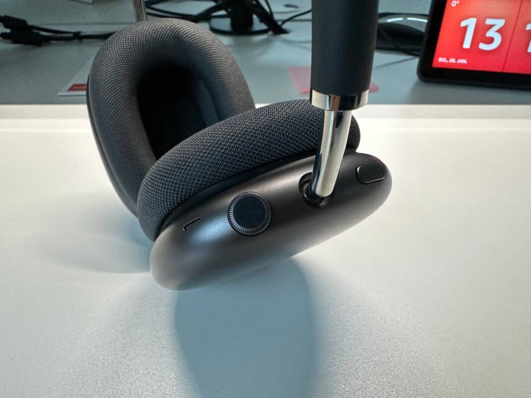 Die zwei Buttons auf dem rechten Ohrhöhrer der AirPods Max