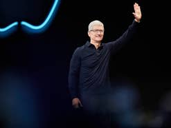 Tim Cook winkt auf der Entwicklerkonferenz WWDC zu Zuschauern.