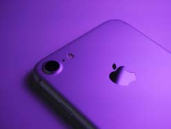 iPhone von Apple in violettem Licht.