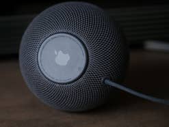 Apple Homepod mini in Space Grau mit Apple-Logo