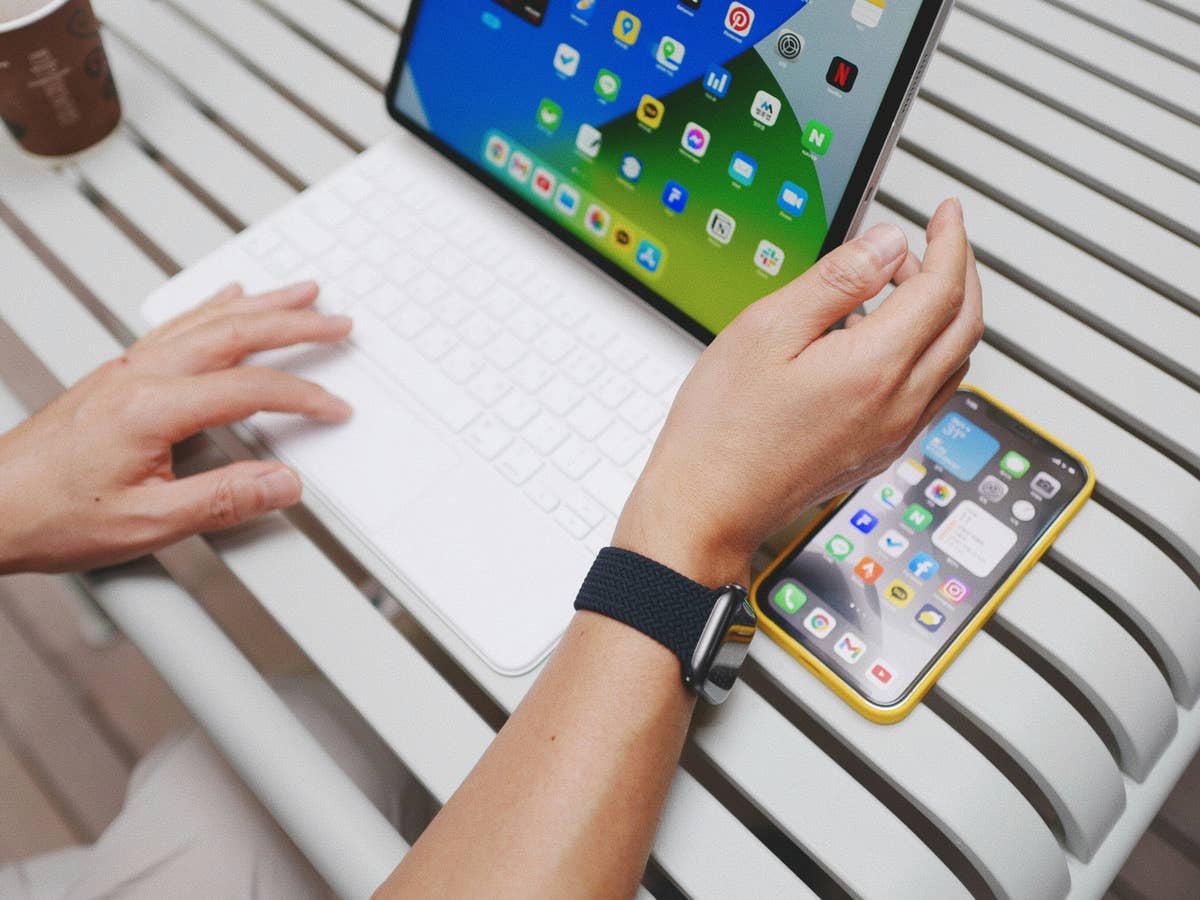 Apples iPad und iPhone auf einem Tisch