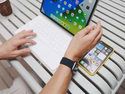 Apples iPad und iPhone auf einem Tisch