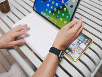 Apples iPad und iPhone auf einem Tisch