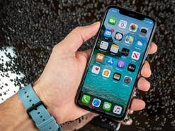 Front des Apple iPhone 11 Pro in der Hand