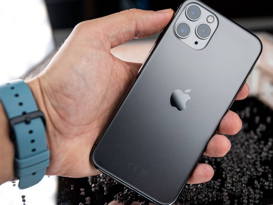 Rückseite des Apple iPhone 11 Pro in der Hand