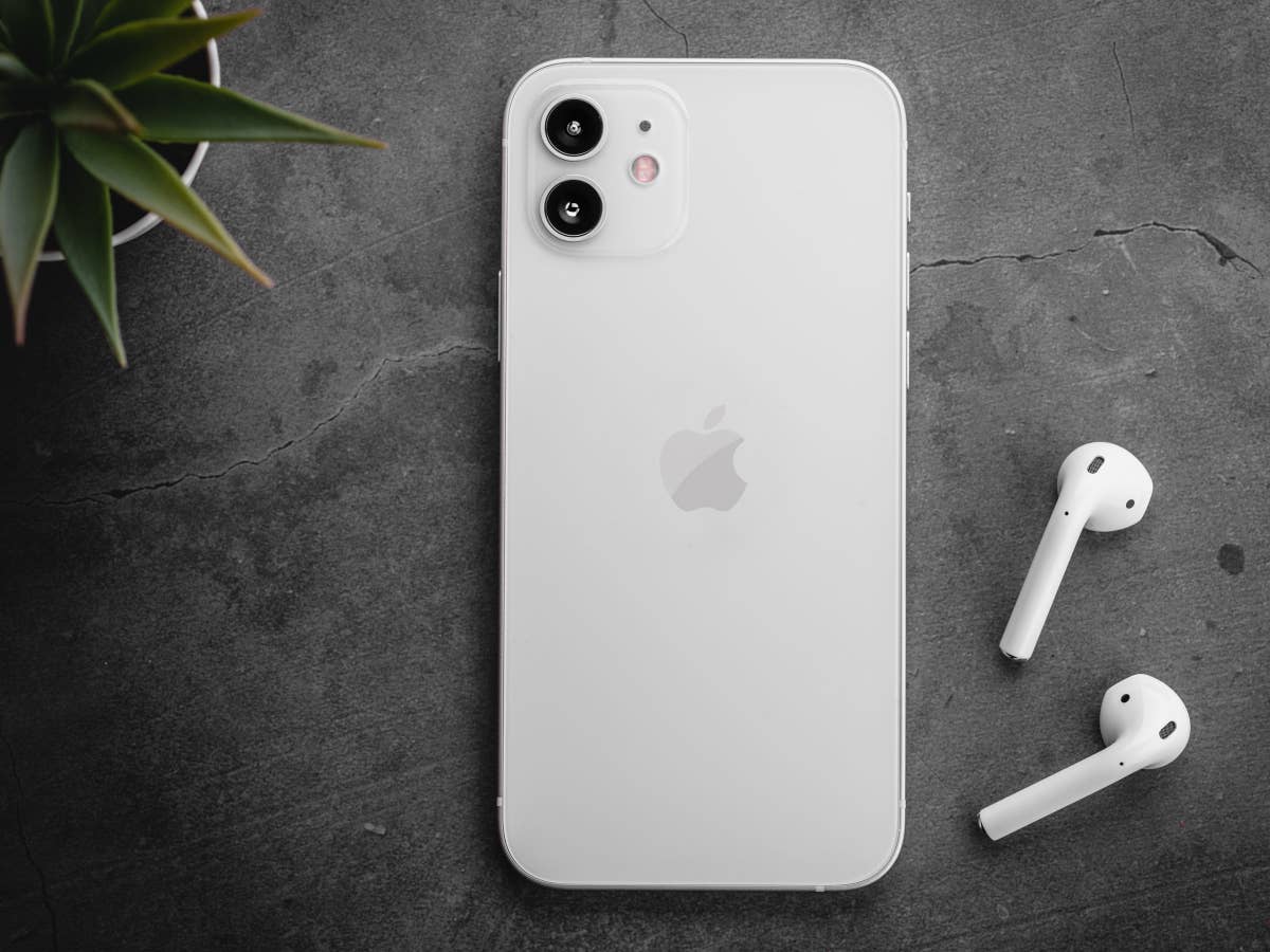 Apple iPhone 12 mit Apple AirPods Kopfhörern