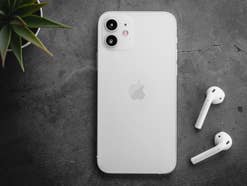 Apple iPhone 12 mit Apple AirPods Kopfhörern