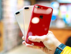 Drei Modelle von Apples iPhone 8 Plus in einer Hand