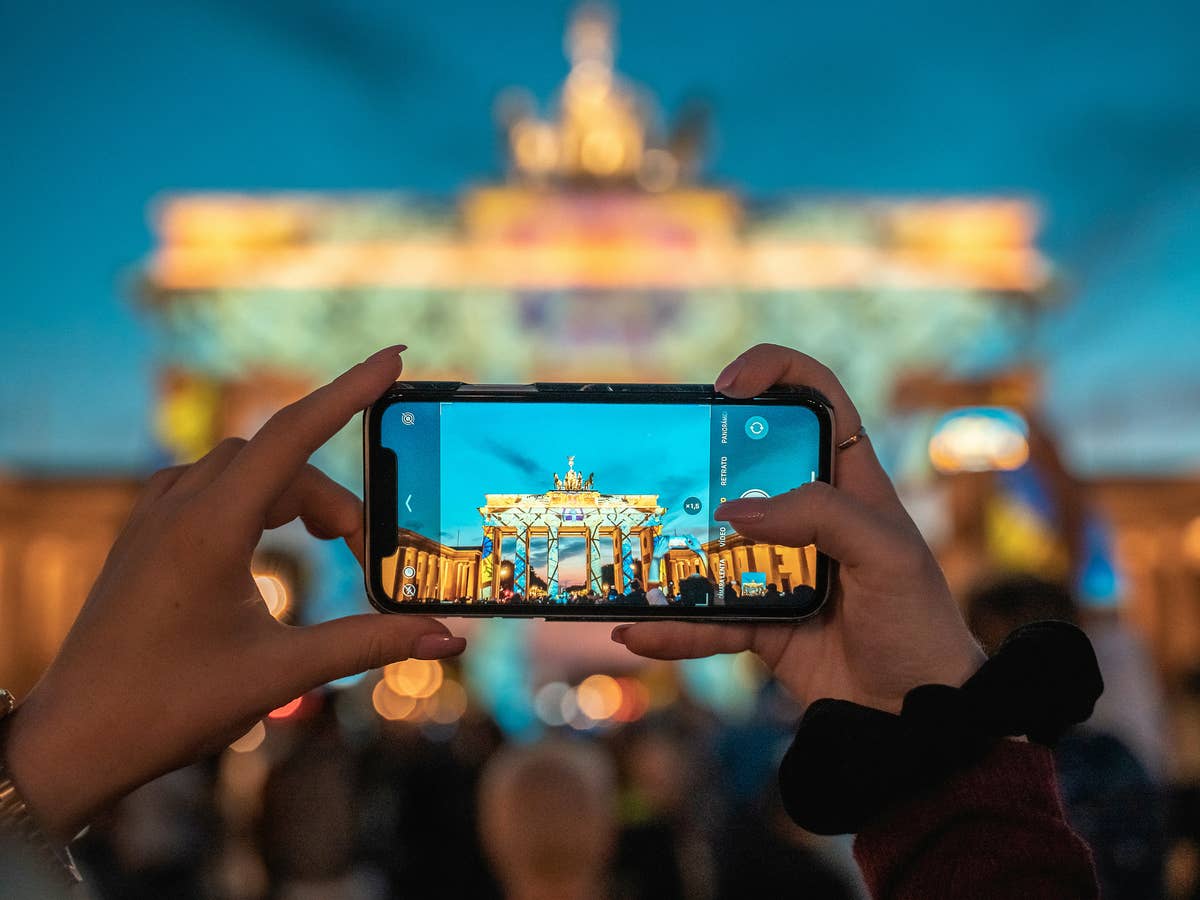 Ein iPhone am Brandenburger Tor in Berlin