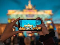 Ein iPhone am Brandenburger Tor in Berlin