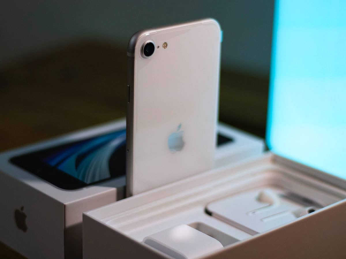 iPhone SE in weiß aus der Box