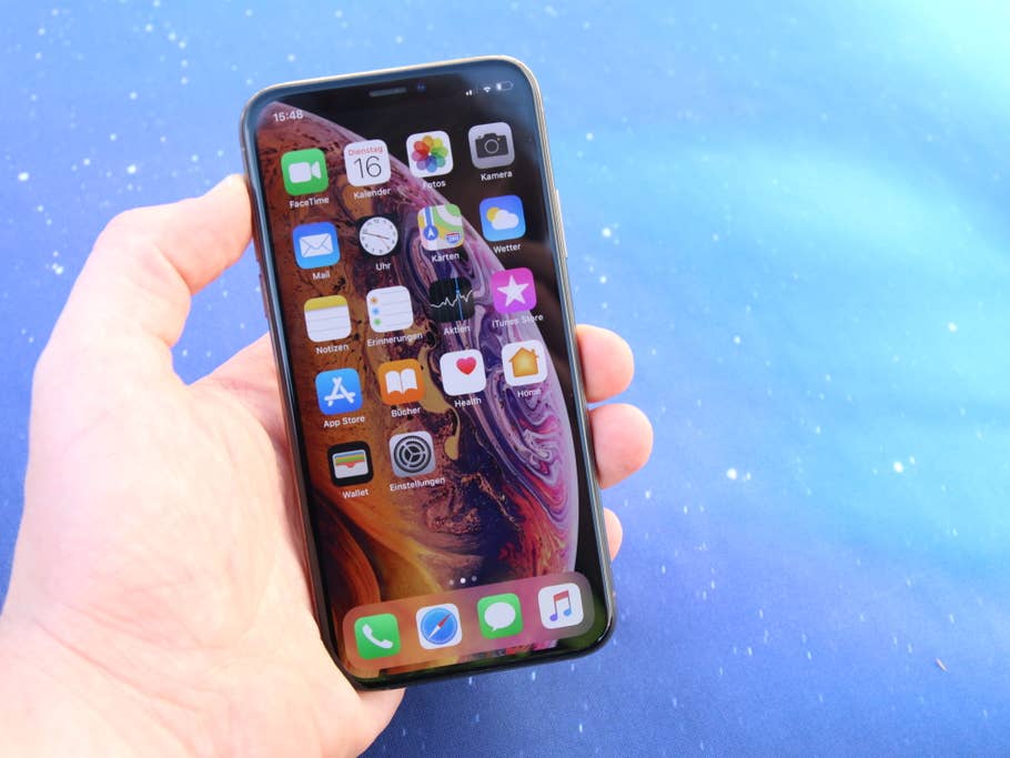 Das iPhone XS in der Hand mit Frontansicht