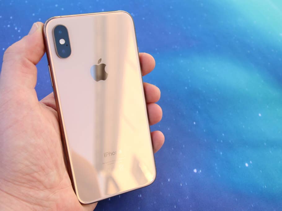 Das iPhone XS in der Hand mit Ansicht der Rückseite