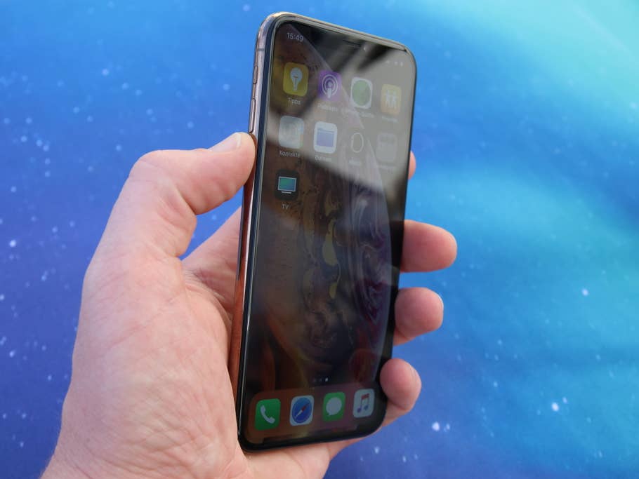 Daumen auf den Tastern des iPhone XS