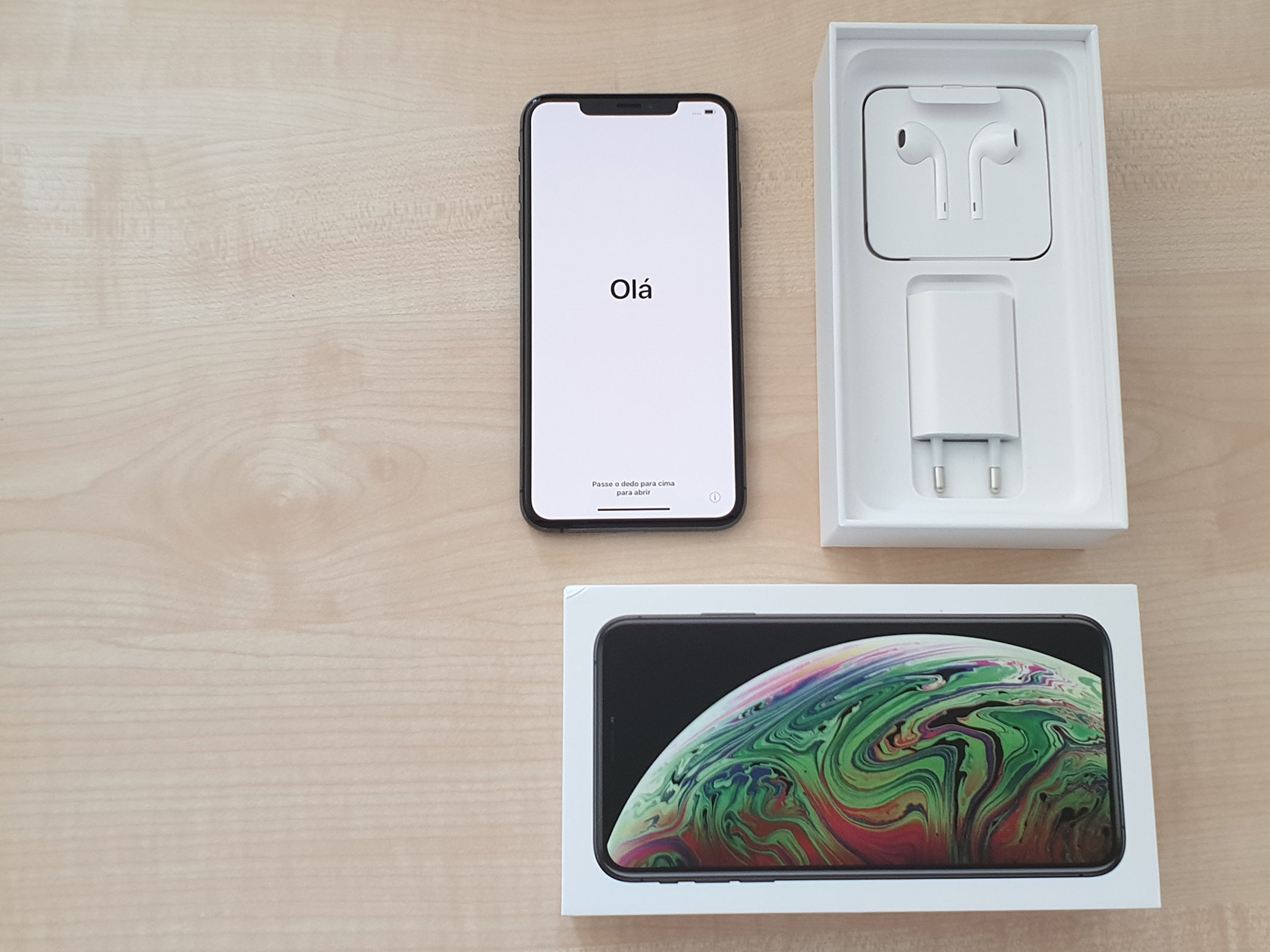 Der Lieferumfang des iPhone XS Max ausgepackt.