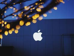 Apple-Logo bei Nacht