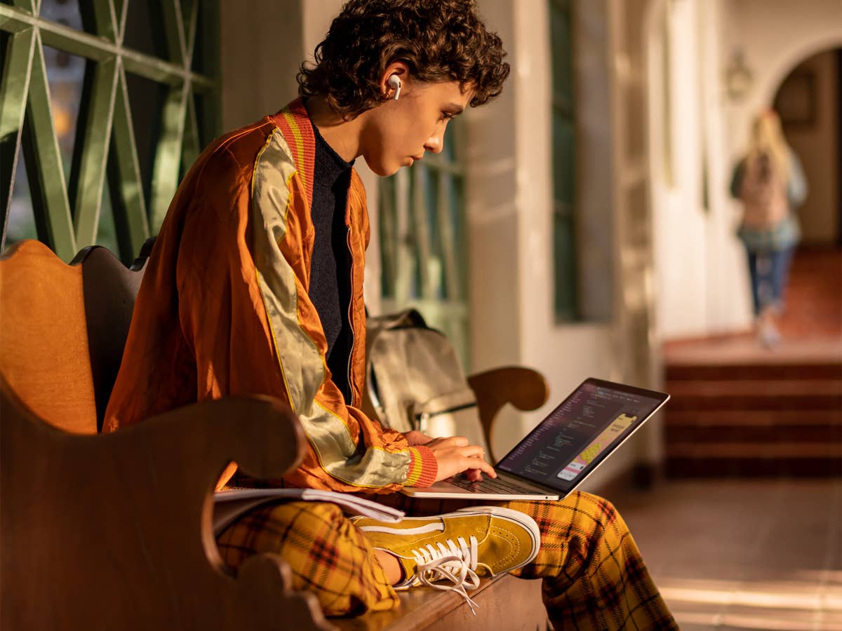 Person mit Apple MacBook Pro Person mit Apple MacBook Pro