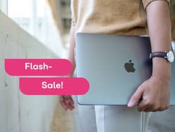 Eine Person trägt ein zugeklapptes MacBook von Apple in ihren Händen. Eingeblendeter Hinweis 