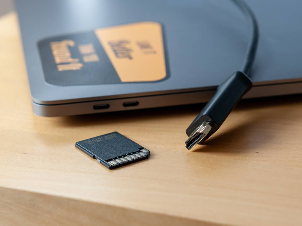Apple MacBook Pro mit SD-Karte und HDMI-Kabel