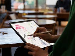 Apple Pencil 2. Generation in der Hand
