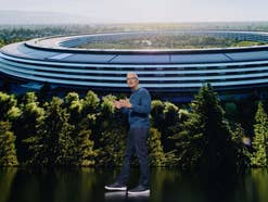 Apple-CEO Tim Cook auf der Bühne des Steve Jobs Theater im September 2021