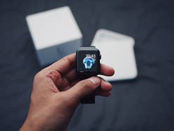 Apple Watch in einer Hand