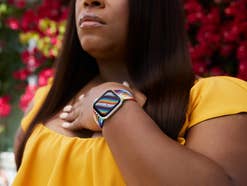 Apple Watch mit Pride-Edition-Armband