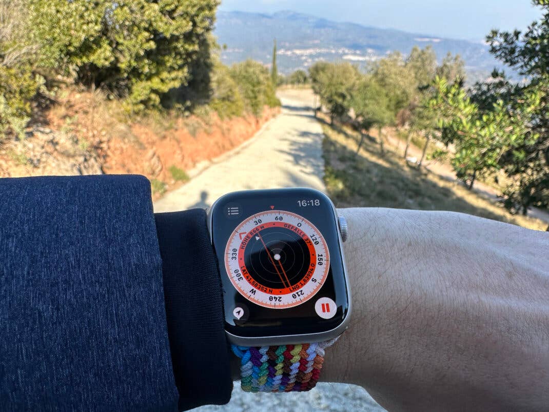 Die Apple Watch Series 8 mit Kompas beim Wandern