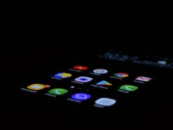 Verschiedene Apps leuchten hell auf einem sonst schwarzen Display