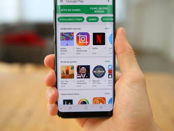 Smartphone mit Apps auf dem Bildschirm in einer Hand
