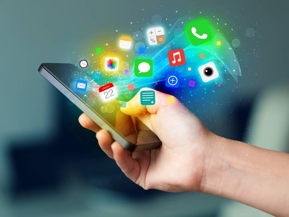 Aus einem Smartphone-Display sprühen bunte App-Icons.