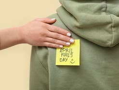 Aprilscherze-Zettel am Rücken