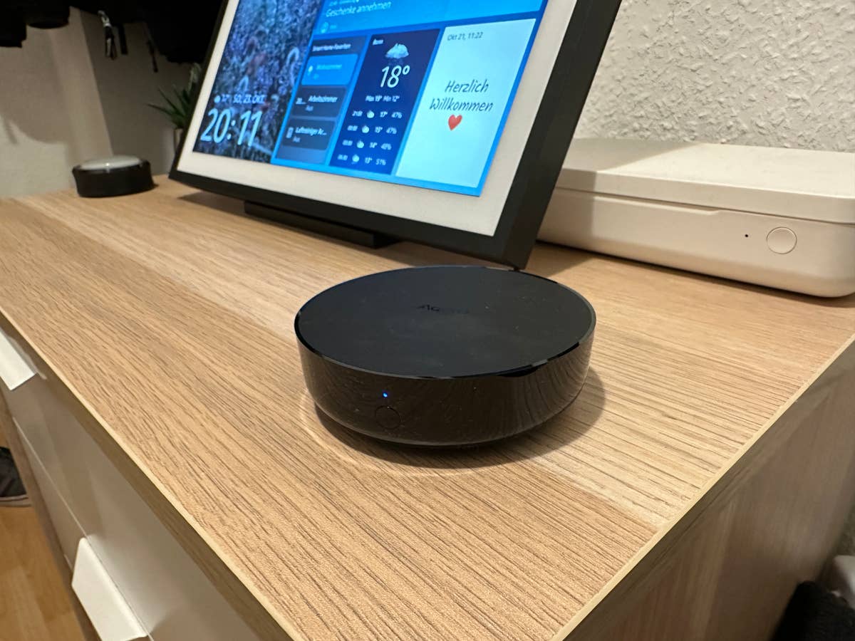 Aqara Smart Home Hub vor einem Echo Show 15