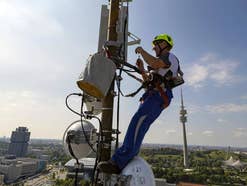 Arbeiten an einer 5G-Antenne in München im O2-Netz.