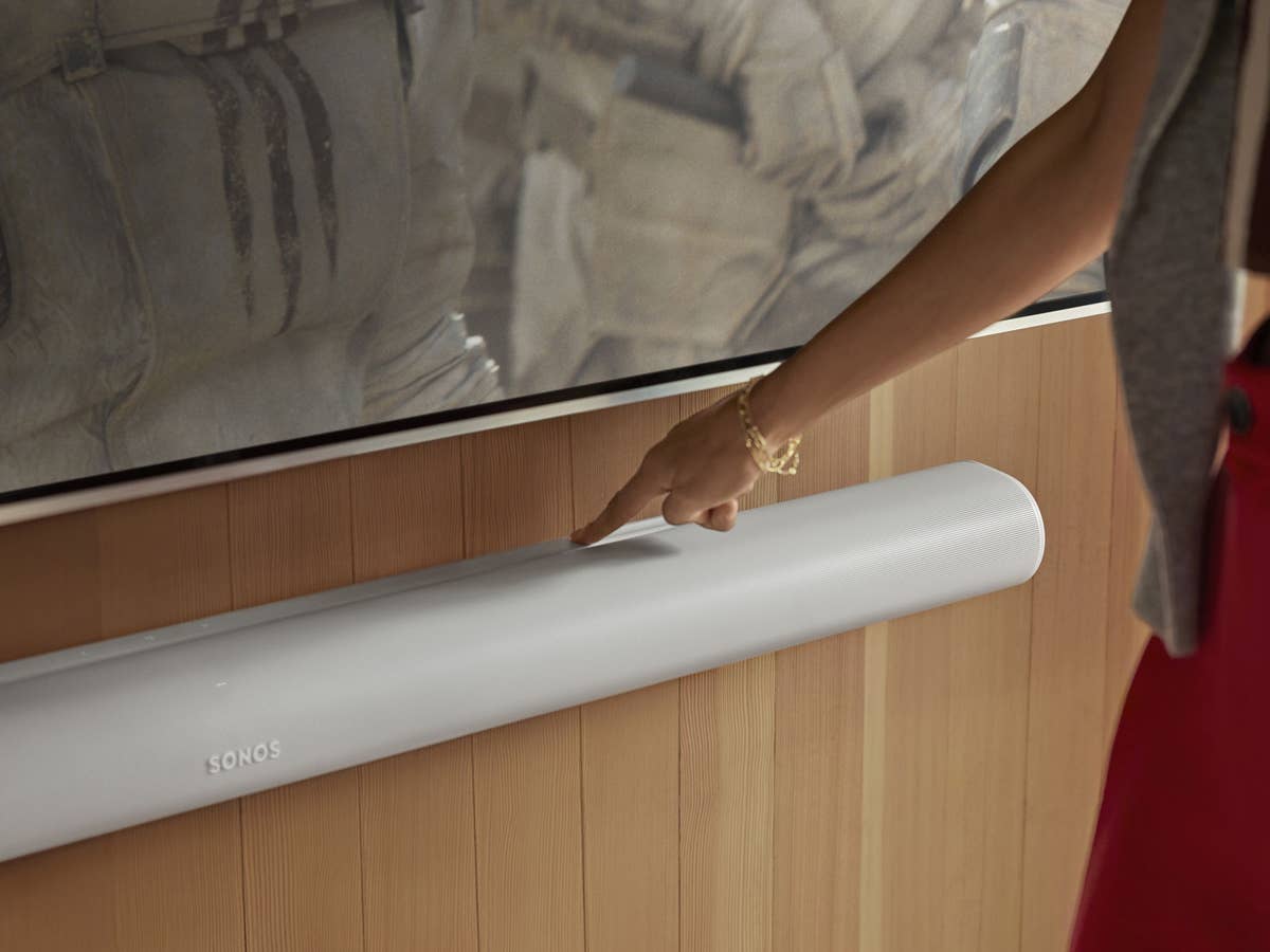 Sonos Arc Ultra unter einem TVGerät montiert