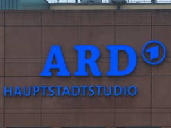 Logo am ARD Hauptstadtstudio Berlin.